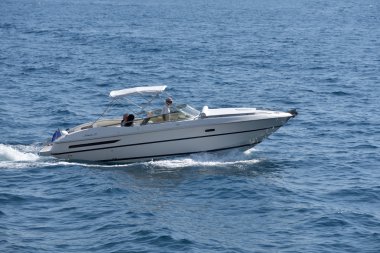 Mediteranean yolcuları ile sürat teknesi Amalfi kıyısından uzaklaşmabakın