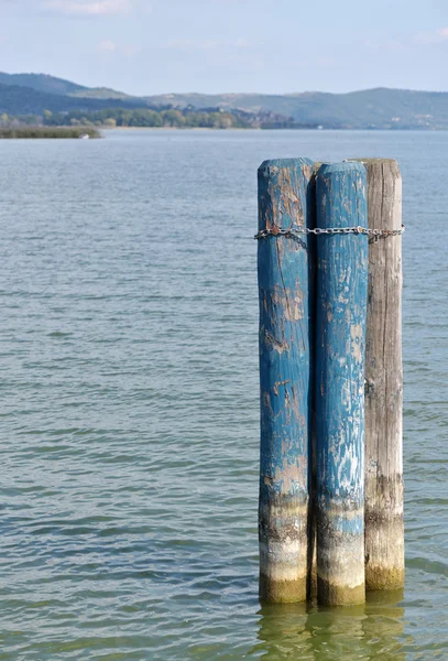 Old log pontoon for boats on lakeside — Stock Photo, Image