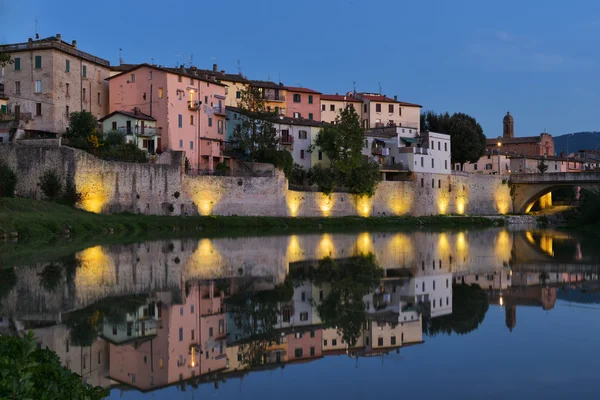 Oude stad reflectie in de rivier de Tevere, Umbertide, Italië — Stockfoto