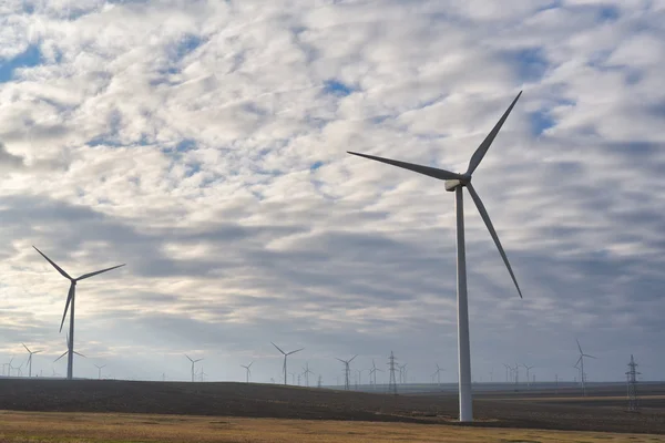 Eolian mező és a szél-turbinák farmon felhős — Stock Fotó