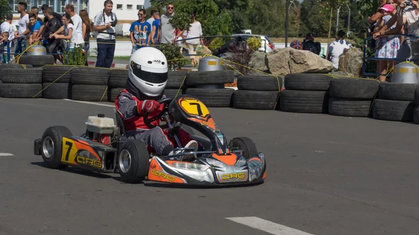 GALATI, RUMANIA - 11 de septiembre de 2016: Un niño conduce un coche de karting en una pista para demostrar a los espectadores la velocidad — Foto de Stock