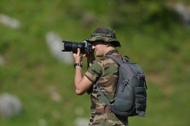 Manzara profesyonel fotoğrafçı doğanın yeşil bulanık arka plana sahip fotoğraf çekimi