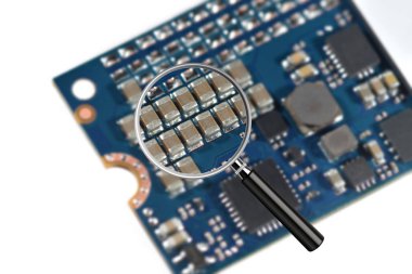 Büyüteç bulanık beyaz izole bir yüksek hızlı M2 Ssd depolama sürücüsü close-up karşı net görüntü