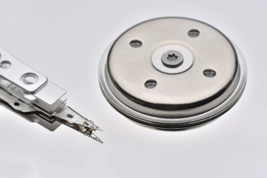 2,5 inç sabit disk sürücü kafa okuma ile açıldı