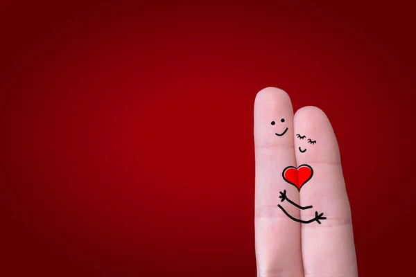 Una feliz pareja enamorada del corazón sonriente pintado y abrazada —  Fotos de Stock