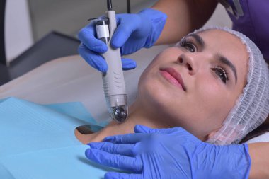 Genç güzel kadın profesyonel cilt tedavi gets