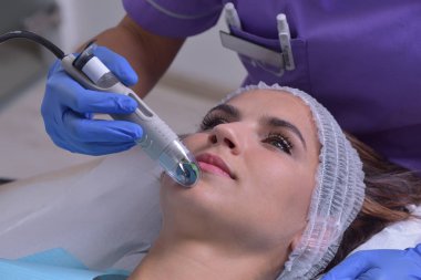 Genç güzel kadın profesyonel cilt tedavi gets