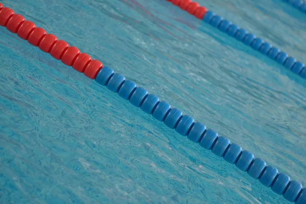 Pool med klart vatten och simma körfält — Stockfoto