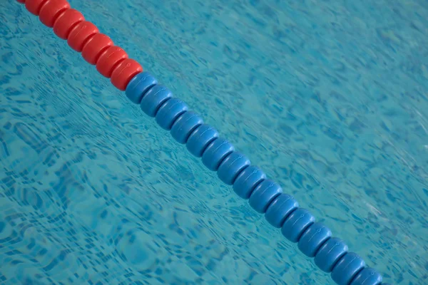 Piscina com água limpa e pistas de natação — Fotografia de Stock