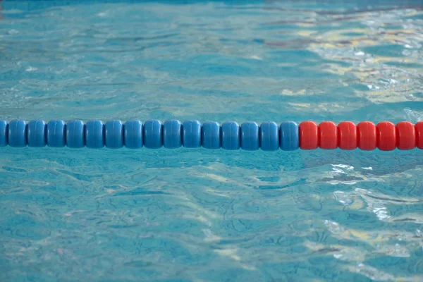 Piscina com água limpa e pistas de natação — Fotografia de Stock