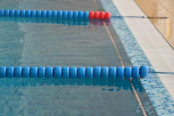 Zwembad met helder water en zwemmen rijstroken — Stockfoto