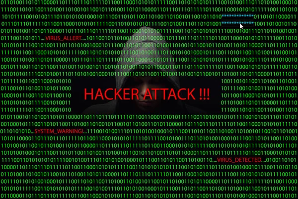 Hacker su uno schermo con codice binario e messaggi di avviso — Foto Stock