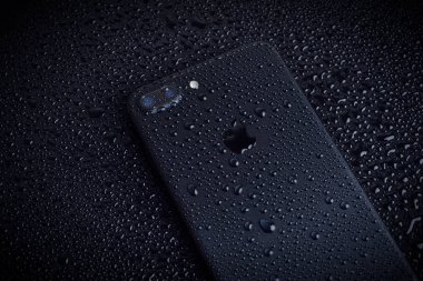 Galati, Romanya - 22 Kasım 2016: Kamera waterdrops ile Iphone 7 Plus. Telefon yerel bir mağazada test.
