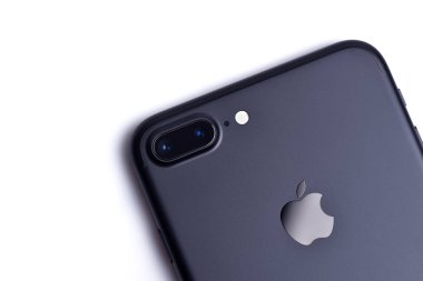Galati, Romanya - 22 Kasım 2016: Iphone 7 Plus kamera yakın çekim. Telefon yerel bir mağazada test.