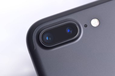 Galati, Romanya - 22 Kasım 2016: Iphone 7 Plus kamera yakın çekim. Telefon yerel bir mağazada test.