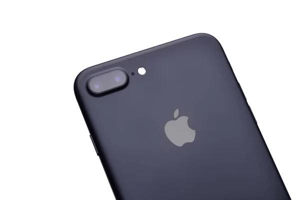 ГАЛАТИ, Румыния - 22 ноября 2016 года: Камера Iphone 7 Plus крупным планом. Проверка телефона в местном магазине . — стоковое фото