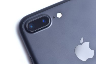 Galati, Romanya - 22 Kasım 2016: Iphone 7 Plus geri ile kamera yakın çekim. Telefon yerel bir mağazada test.