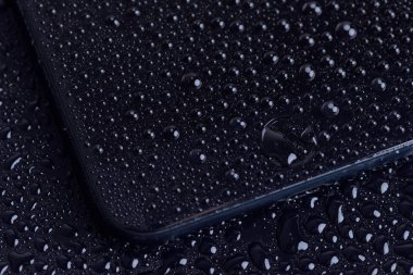 Galati, Romanya - 22 Kasım 2016: Iphone 7 artı ev düğme waterdrops ile. Telefon yerel bir mağazada test.