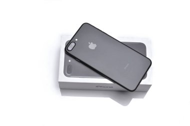 Galati Romanya - 22 Kasım 2016: arka of Iphone 7 artı üzerinde bir perakende kutusu. Telefon yerel bir mağazada test.