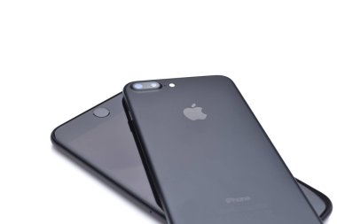 Galati Romanya - 22 Kasım 2016: İki Iphone 7 Plus ile çift kamera ve ev düğme. Telefonlar yerel bir mağazada test.