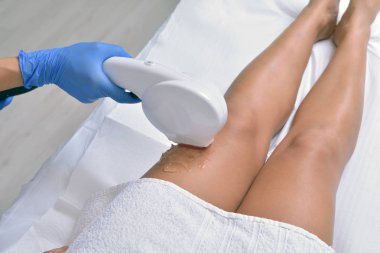 Kadın Başlarken bacaklar cilt lazer tedavisinde bir güzellik salonu yakın çekim