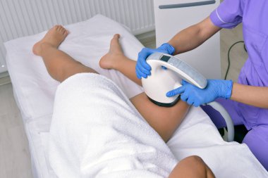 Güzellik bakımı özel klinikte genç bir kadın. Vücut şekillendirici