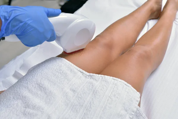 Женщина получает лазерное лечение кожи в салоне красоты, крупным планом — стоковое фото