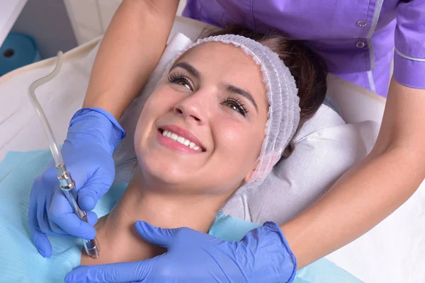 Mooie jonge vrouw krijgt professionele huidbehandeling — Stockfoto