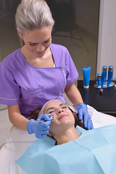 Joven hermosa mujer obtiene tratamiento profesional de la piel en una clínica de belleza — Foto de Stock
