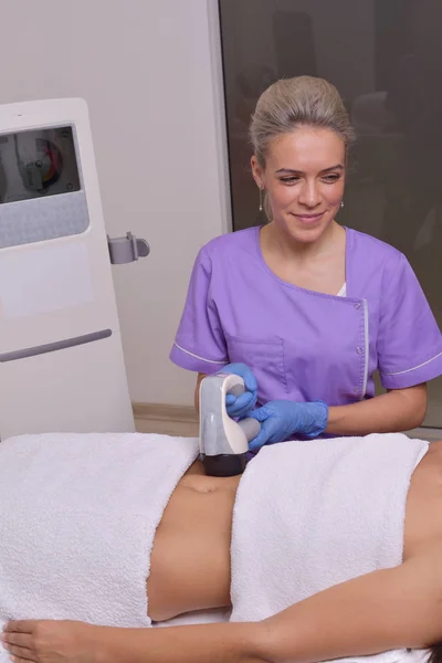 Jong mooi vrouw krijgt professionele lichaam vorm behandeling in een schoonheid kliniek — Stockfoto