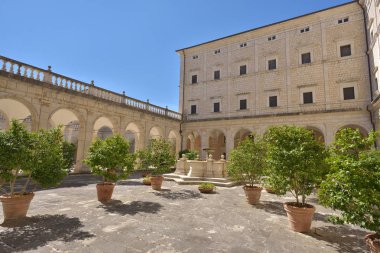 Çiçek ve bir çeşme Kalesi'nin iç Teras. Toskana, İtalya
