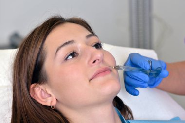 Plastik cerrahi kavramı. Hyaluronik asit enjeksiyonu