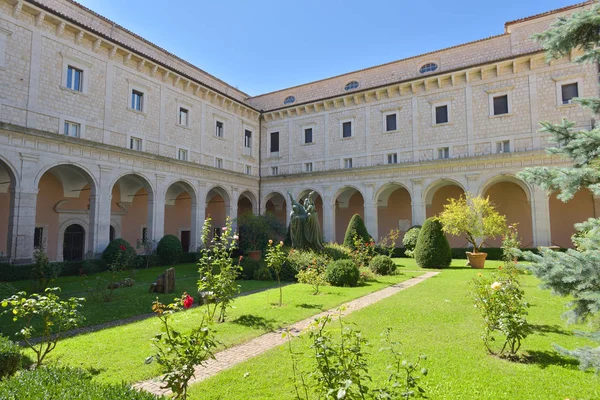 Innenterrasse eines Schlosses mit Blumen und Brunnen. Toskana, Italien — Stockfoto