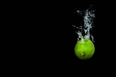 Suda ıslatın ve hava kabarcıkları su sıçrama siyah izole limon