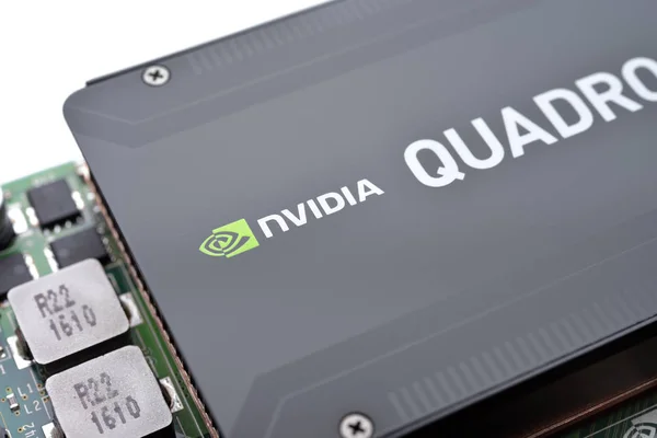 Nvidia - 強力なワークステーションを白で隔離から Nvidia Quadro K1200 からガラティ、ルーマニア - 2016 年 11 月 20 日: プロのビデオ カード — ストック写真