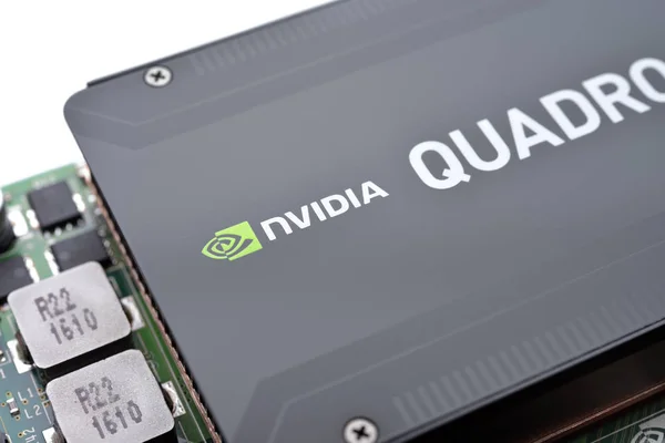 Galati, Romanya - 20 Kasım 2016: Profesyonel ekran kartı Nvidia - NVIDIA Quadro K1200 beyaz izole bir güçlü iş istasyonundan