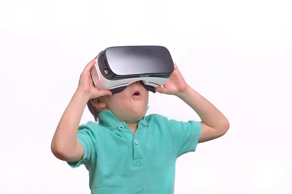 Sanal gerçeklik giyen hayran genç çocuk film izlerken ya da iskambil video spor, üzerinde beyaz izole gözlükler. Sürpriz genç VR gözlük arıyorum. 3d gadget karşılaşan çocuğun duygusal portre