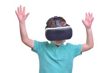 Sanal gerçeklik giyen hayran genç çocuk film izlerken ya da iskambil video spor, üzerinde beyaz izole gözlükler. Sürpriz genç VR gözlük arıyorum. 3d gadget karşılaşan çocuğun duygusal portre