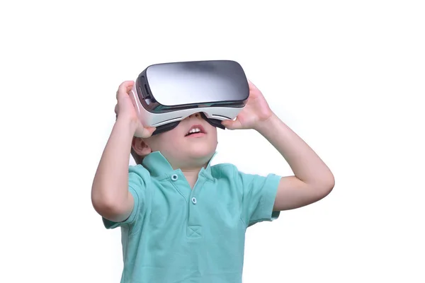 Förvånad teen pojke klädd i virtuell verklighet glasögon tittar på film eller spelar TV-spel, isolerade på vitt. Förvånad tonåring inne i Vr-glasögon. Känslomässiga porträtt av barn upplever 3d gadget — Stockfoto