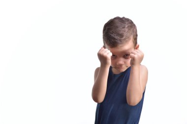 Küçük çocuk boks, üzerinde beyaz izole yumruklarını gösterir