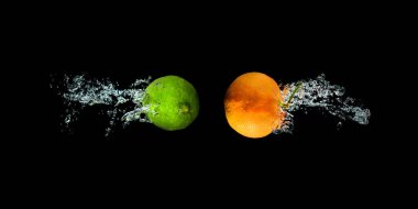 Taze limon ve portakal suda ıslatın ve hava kabarcıkları su sıçrama siyah izole