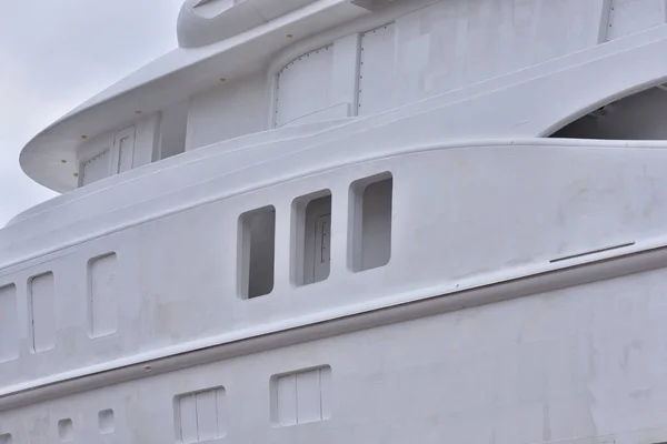Unpainted and unfinished luxury yacht under construction — Stock Photo, Image