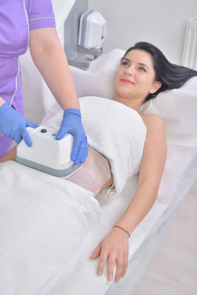 Красивая молодая женщина получает криолиполиз жира лечение в профессиональном косметическом шкафу — стоковое фото