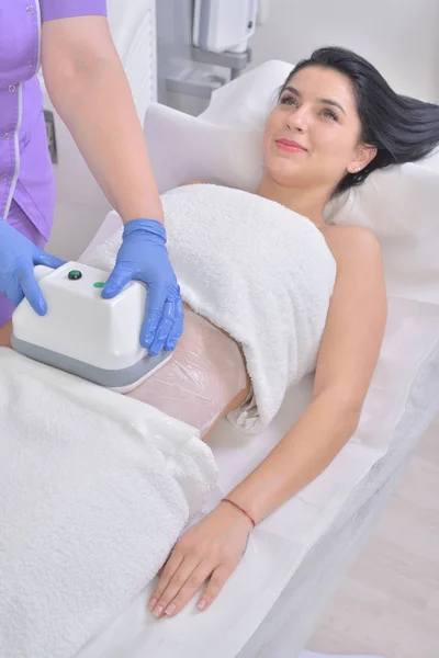 Mujer bastante joven recibiendo tratamiento de grasa criolipolise en el gabinete cosmético profesional — Foto de Stock