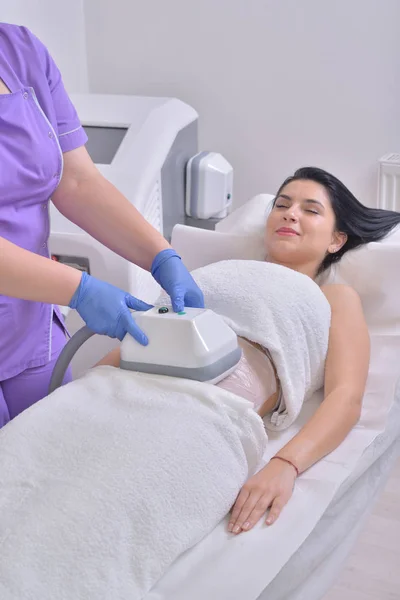 Jolie jeune femme obtenir cryolipolyse traitement de la graisse dans le cabinet cosmétique professionnel — Photo