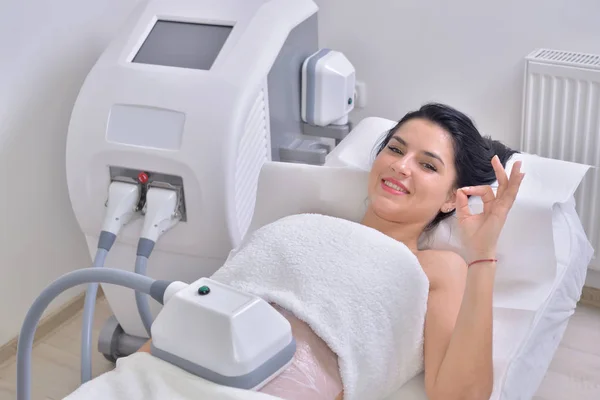 Mujer bastante joven recibiendo tratamiento de grasa criolipolise en el gabinete cosmético profesional — Foto de Stock