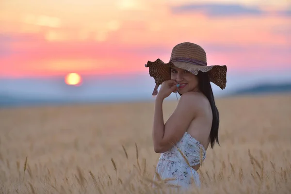 Frau fühlt sich frei, glücklich und geliebt in einer wunderschönen natürlichen Umgebung bei Sonnenuntergang — Stockfoto