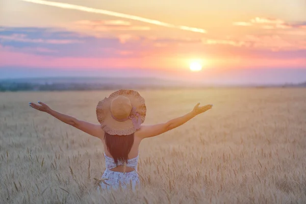 Woman feeling free, happy and loved in a beautiful natural setting at sunet — Stock Photo, Image