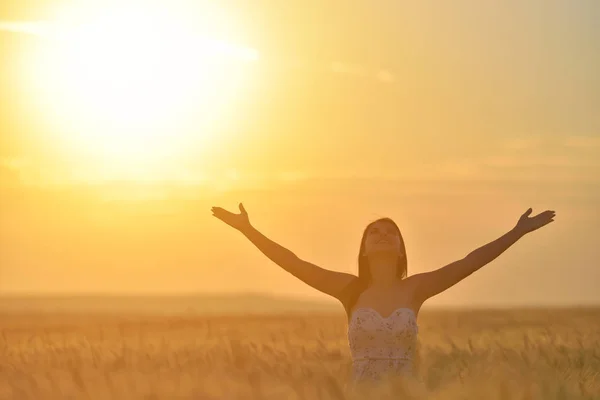 Woman feeling free, happy and loved in a beautiful natural setting at sunet — Stock Photo, Image