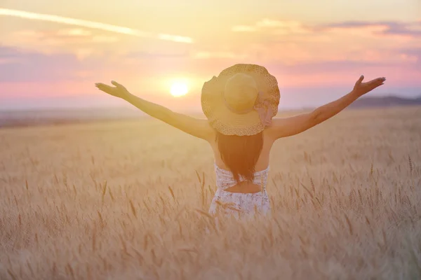 Woman feeling free, happy and loved in a beautiful natural setting at sunet — Stock Photo, Image